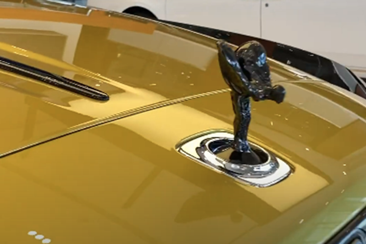 Ngoài ra, chưa kể chiếc coupe siêu sang Rolls-Royce Wraith này còn thuộc bản Black Badge nên còn có nhiều chi tiết vốn mạ crôm, hay bạc được sơn màu đen như logo thiếu phụ bay, lưới tản nhiệt, viền cửa