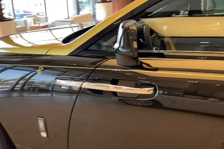 Các thanh nẹp và quan trọng là bộ mâm 22 inch được chế tạo từ hợp kim nhôm kết hợp cùng sợi carbon cũng là trang bị đắt giá của những chiếc Rolls-Royce Wraith phiên bản Black Badge. Với 44 lớp carbon phủ lên bề mặt, bộ vành mới nhẹ và cứng như những trang bị trong ngành hàng không chứ không phải dành cho xe hơi.