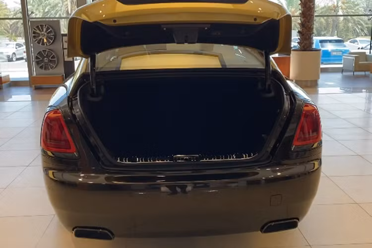 Nếu đạp ga đủ sâu để mở họng ga tới mức 25%, hộp số sẽ chuyển chậm hơn thông thường khoảng 300 - 500 vòng/phút. Còn nếu người lái muốn có cảm giác dính lưng, đạp ga sát ván, những chiếc Rolls-Royce sang trọng sẽ gầm rú và chỉ nhảy số ở vòng tua cao nhất, 6.000 vòng/phút. Mức giá xe Rolls-Royce Wraith Black Badge Sportive vẫn là ẩn số.