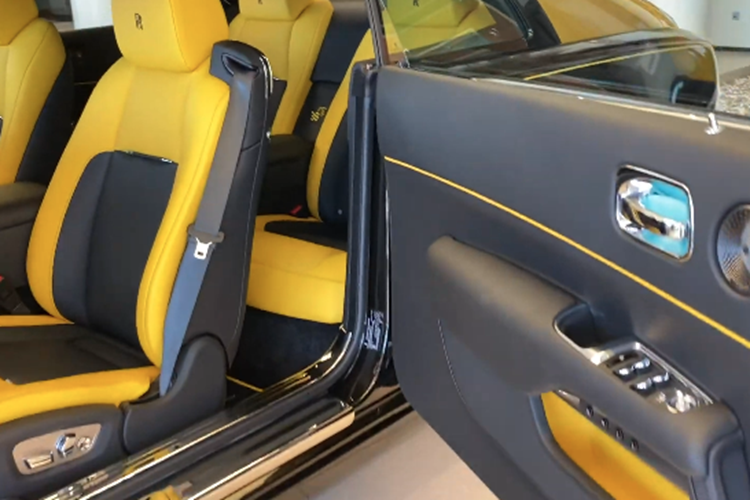 Tuy nhiên, khác biệt của Rolls-Royce Wraith Black Badge Sportive so với 2 xe đã về nước còn có logo đặc biệt cùng dòng chữ Sportive ở trên bậc cửa, và ký hiệu one of one, ám chỉ đây là sản phẩm độc nhất vô nhị trên thế giới. Họa tiết độc đáo được truyền tải từ đường nét bên ngoài đến nội thất của xe.