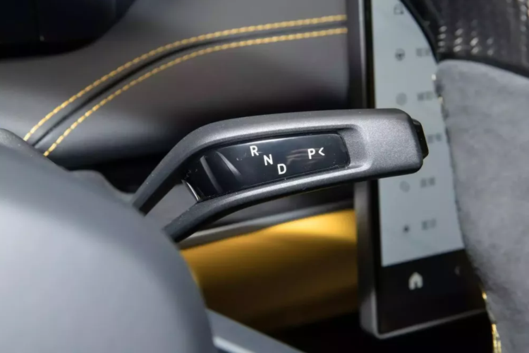 Điều đó đủ để giúp xe tăng tốc từ 0 đến 100 km/h trong 1,98 giây, từ 0 đến 200 km/h trong 5,86 giây và đạt tốc độ tối đa trên 350 km/h. Chỉ mất 9,23 giây để xe di chuyển từ trạng thái đứng yên đến quãng đường 400 mét.