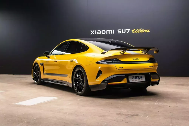 Xiaomi SU7 Ultra sử dụng pin CATL Qilin 2.0 trong một gói 93,7 kWh. Nó có công suất xả tối đa là 1.330 kW và vẫn có thể tạo ra hơn 800 kW ở mức 20%. Gói này cũng có hệ thống làm mát bề mặt kép và cấu trúc CTB (cell-to-body). Nó hỗ trợ tốc độ sạc tối đa là 5,2C, có thể hoàn thành quá trình sạc nhanh từ 10% đến 80% chỉ trong 11 phút.