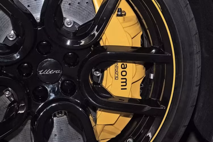 Phần đáng chú ý nhất là cánh gió sau, có chiều rộng 1560 mm. Gói khí động học có thể cung cấp lực ép xuống lên đến 285 kg. Các quan chức cho biết chiếc xe mới có 17 thành phần sợi carbon. Mặc dù sử dụng sợi carbon, SU7 Ultra vẫn nặng hơn phiên bản Max, ở mức 2360 kg so với 2205 kg.