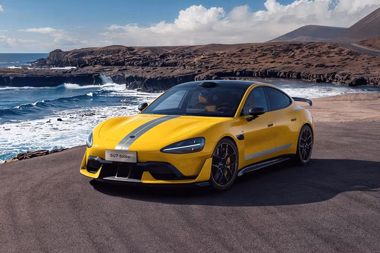 Màn hình thông tin giải trí có thiết kế UI độc quyền và được cung cấp năng lượng bởi chip Qualcomm Snapdragon 8295 sử dụng hệ thống Xiaomi HyperOS. Ngoài ra, còn có ba loại âm thanh thể thao mô phỏng và chức năng track master tích hợp.