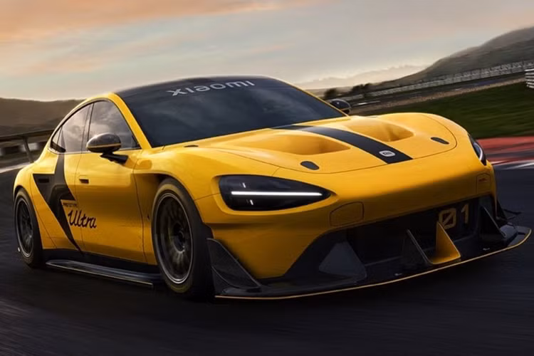 Chiếc xe có màu vàng với các điểm nhấn màu đen xung quanh hầu hết các tính năng thể thao hơn. Phối màu này mở rộng đến nội thất, có cùng bố cục với xe thông thường. Điểm khác biệt chính là bổ sung thêm vật liệu sợi carbon và Alcantara. Ngoài ra, Ultra còn có vô lăng thể thao và ghế thể thao mới.