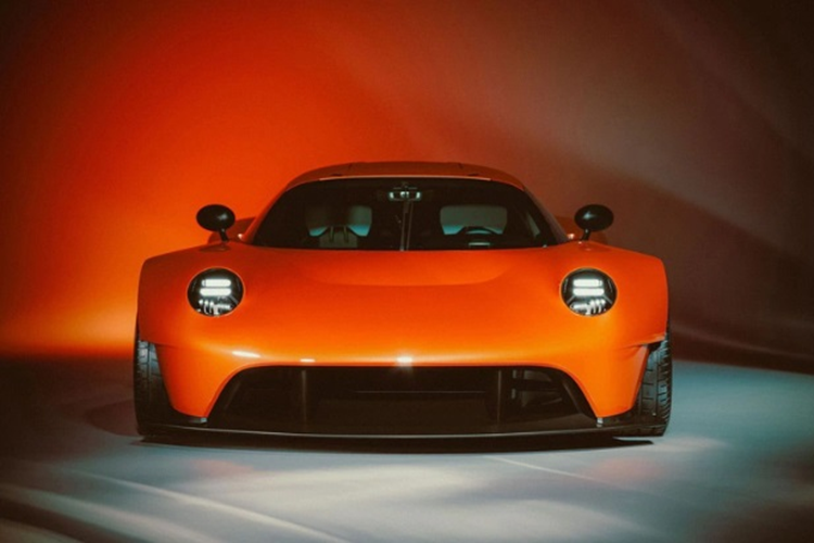 Oilstainlab HF-11 được trang bị khung xe bằng sợi carbon, khung phụ bằng thép Docol R8 cường độ cao và các tấm thân xe bằng vật liệu composite giúp trọng lượng xe giảm còn 907 kg.