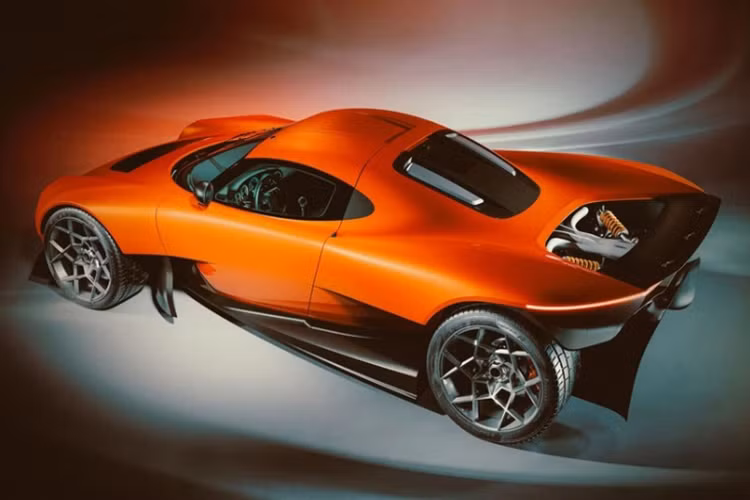 Oilstainlab HF-11 2024 mới có hệ thống treo tùy chỉnh từ Ohlins ở cả bốn bánh và hệ thống lái thủ công kết hợp hỗ trợ điện tử. Có nghĩa là người lái có thể lựa chọn giữa hệ thống lái trợ lực điện hoặc chuyển sang chế độ lái truyền thống.