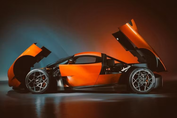 Mẫu siêu xe Oilstainlab HF-11 sở hữu thiết kế cá tính, pha chút cổ điển. Phần đầu xe gợi nhiều liên tưởng đến mẫu Porsche 911 trong khi phía đuôi xe lại có nhiều nét gợi nhớ đến Jaguar F-type.