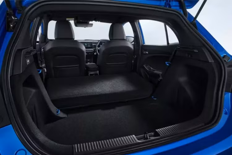 Bên ngoài, mẫu xe hatchback MG3 2024 được áp dụng phong cách thiết kế sắc sảo và nhiều đường cắt xẻ tương tự những mẫu xe cùng thương hiệu như MG5 hay MG7. Nhờ đó, mẫu xe này sở hữu ngoại hình thể thao và hiện đại hơn. Trên đầu xe, MG3 2024 được trang bị cụm đèn pha LED dữ dằn hơn và lưới tản nhiệt cỡ lớn.