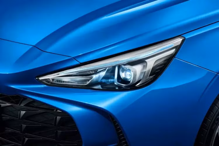 Ở phía sau xe là cụm đèn hậu nhỏ gọn với thiết kế tương tự đèn pha. Cản sau tích hợp hốc gió giả và 2 dải đèn nằm dọc ở hai góc.