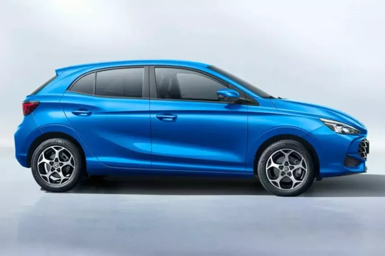 Là đối thủ của Toyota Yaris và Mazda2, MG3 2024 sở hữu kích thước dài x rộng x cao lần lượt là 4.113 x 1.797 x 1.502 mm. So với thế hệ cũ, xe dài hơn, rộng hơn và thấp hơn không đáng kể nhưng vẫn đủ để nới rộng cốp chứa đồ phía sau lên 293 lít. Như vậy, mẫu xe này có khoang hành lý rộng hơn đối thủ Toyota Yaris.