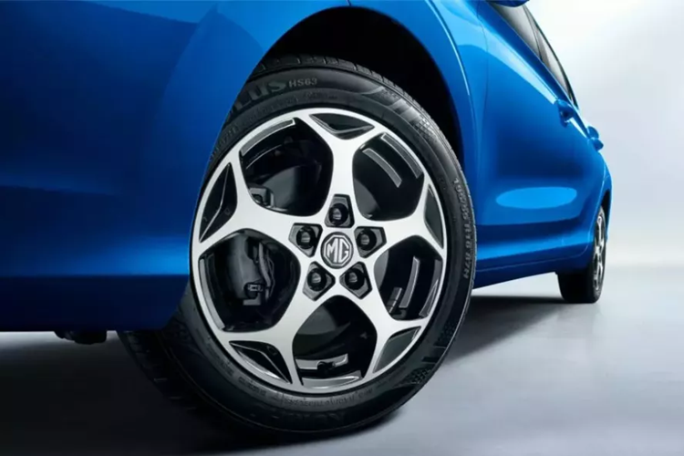 Bước vào bên trong MG3 2024, người dùng sẽ bắt gặp bảng đồng hồ kỹ thuật số 7 inch và màn hình cảm ứng trung tâm 10,25 inch tiêu chuẩn, hỗ trợ kết nối Android Auto/Apple CarPlay. Thêm vào đó là các phím chức năng như phím đàn piano để chỉnh điều hòa, 4 cổng USB và vô lăng vát đáy thể thao.