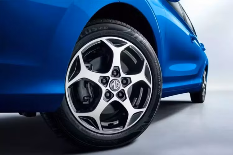 Bước vào bên trong MG3 2024, người dùng sẽ bắt gặp bảng đồng hồ kỹ thuật số 7 inch và màn hình cảm ứng trung tâm 10,25 inch tiêu chuẩn, hỗ trợ kết nối Android Auto/Apple CarPlay. Thêm vào đó là các phím chức năng như phím đàn piano để chỉnh điều hòa, 4 cổng USB và vô lăng vát đáy thể thao.