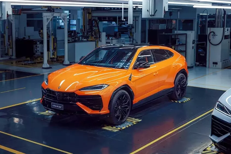 Ngoài ra, Lamborghini Urus SE còn sở hữu cụm pin 25,9 kWh, giúp xe chạy được 60 km mà không cần dùng động cơ xăng. Điều này hứa hẹn sẽ càng làm tăng sức hút cho siêu xe nhà Lamborghini, đặc biệt ở những thị trường ưu đãi thuế cho xe có khả năng vận hành không phát thải khí độc hại.