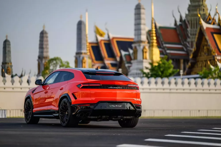 Với con số này, SE trở thành phiên bản mạnh nhất của dòng siêu xe Lamborghini Urus tính đến thời điểm hiện tại. Sức mạnh này cho phép xe tăng tốc từ vị trí xuất phát lên 100 km/h trong thời gian 3,4 giây, nhanh hơn so với đàn anh Lamborghini Urus S nhưng chậm hơn phiên bản Performante.
