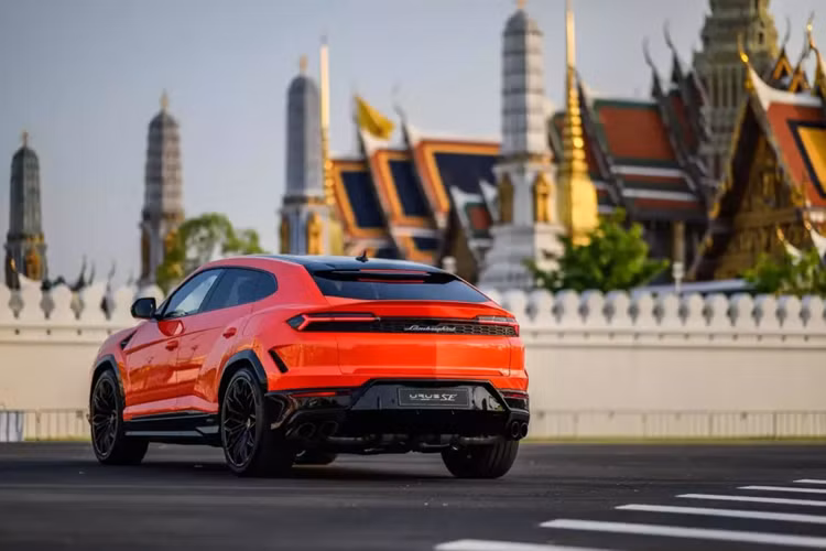 Với con số này, SE trở thành phiên bản mạnh nhất của dòng siêu xe Lamborghini Urus tính đến thời điểm hiện tại. Sức mạnh này cho phép xe tăng tốc từ vị trí xuất phát lên 100 km/h trong thời gian 3,4 giây, nhanh hơn so với đàn anh Lamborghini Urus S nhưng chậm hơn phiên bản Performante.