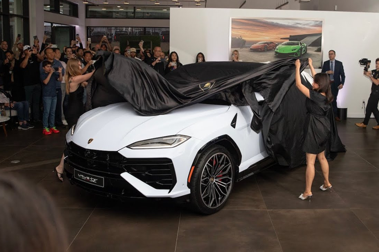 Tại Việt Nam, mức giá xe Lamborghini Urus SE sẽ rất hữu nghị chỉ từ 14,79 tỷ đồng, mức giá này chưa bao gồm các lựa chọn thêm, cũng như chi phí đăng ký xe. Với giá bán tốt đến vậy, hứa hẹn dòng xe Lamborghini Urus SE sẽ được các đại gia Việt ưa chuộng.