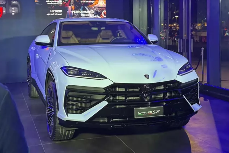 Lamborghini Việt Nam đã chính thức giới thiệu mẫu siêu SUV Urus tiếp theo tại thị trường Việt Nam, sau bản tiêu chuẩn, nâng cấp giữa vòng đời là Urus S và hiệu năng cao Urus Performante. Đó chính là Lamborghini Urus SE 2024 mới, 1 chiến binh hoàn toàn mới của siêu xe gầm cao nhà Lamborghini.