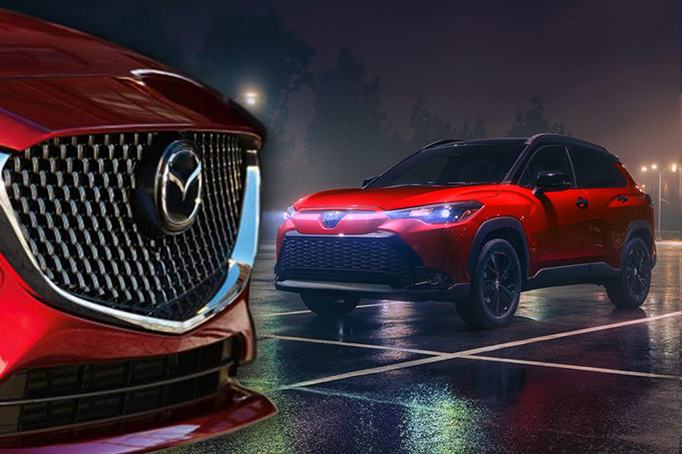 Dù vậy, Toyota vẫn chưa công bố bất kỳ hình ảnh nào về Corolla Cross 2025 màu đỏ Soul Red Crystal. Những gì họ đã làm là đăng lại những bức ảnh của chiếc Corolla Cross 2023 đời cũ với màu sơn Barcelona Red và phần mui màu đen.