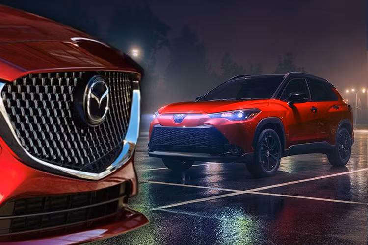 Dù vậy, Toyota vẫn chưa công bố bất kỳ hình ảnh nào về Corolla Cross 2025 màu đỏ Soul Red Crystal. Những gì họ đã làm là đăng lại những bức ảnh của chiếc Corolla Cross 2023 đời cũ với màu sơn Barcelona Red và phần mui màu đen.