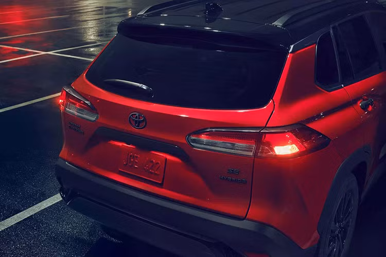 Trong một tuyên bố công khai, Toyota cho biết: “Việc thêm Soul Red Crystal vào bảng màu của Corolla Cross 2025 sẽ mang lại cho khách hàng của chúng tôi thêm lựa chọn màu sắc độc đáo, nhờ vào sự hợp tác với Mazda tại nhà máy chung của chúng tôi.”