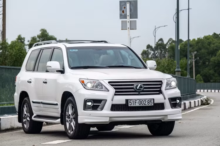Ngay khi ra mắt, Lexus LX570 đời 2014 có mức giá tiêu chuẩn từ 5 tỷ 345 triệu đồng. Sau 10 năm sử dụng, “chuyên cơ mặt đất” LX570 trong bài đã di chuyển quãng đường 114,000 km. Xe có lớp sơn ngoại thất màu trắng ngọc trai và nội thất màu kem.