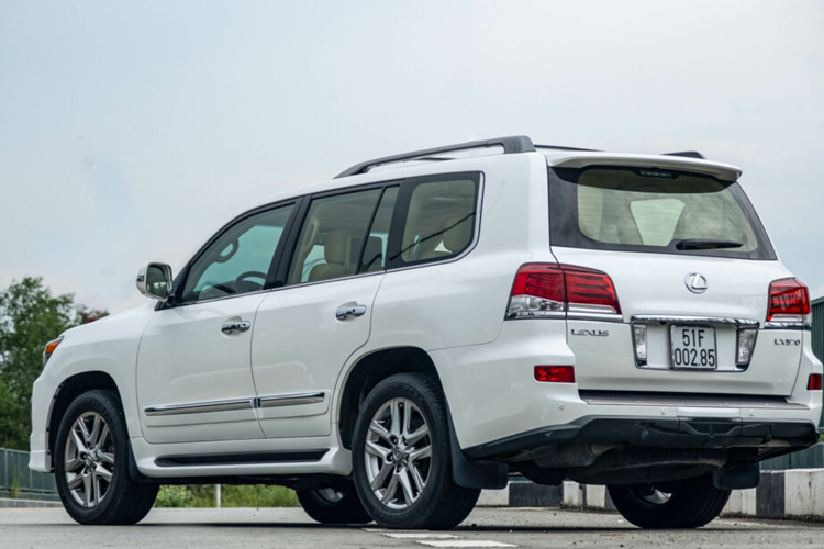 Xe còn có hệ thống nâng hạ gầm xe và tự động hạ độ cao xuống khoản 6 cm khi tắt máy để dễ dàng ra vào xe. Xe có mức tiêu hao nhiên liệu trong phố là 19.6 lit/100 km và đường trường 13.8 lit/100km.