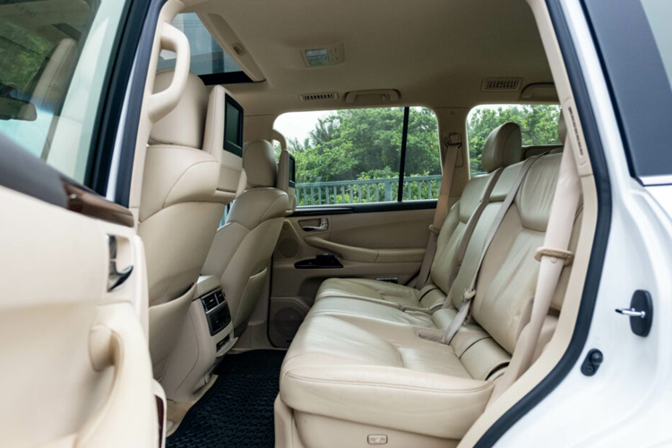 Hệ thống giải trí ở hàng ghế sau được trang bị đầu DVD, hai màn hình VGA kích thước 9 inch và một khe cắm thẻ nhớ SD, dàn âm thanh Mark Levinson 19 loa tùy chọn.