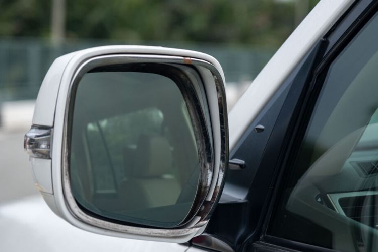 Tổng thể Lexus LX570 2014 đã qua sử dụng với kích thước to lớn nhưng mang phong cách tinh tế, mạnh mẽ. Điểm nhấn ấn tượng của phần đầu xe là lưới tản nhiệt hình cữ X theo phong cách thiết kế “L-finesse”. Kích thước dài x rộng x cao 5.080 x 1.980 x 1.910 (mm), chiều dài cơ sở 2.850 (mm) và khoảng sáng gầm 225 (mm).