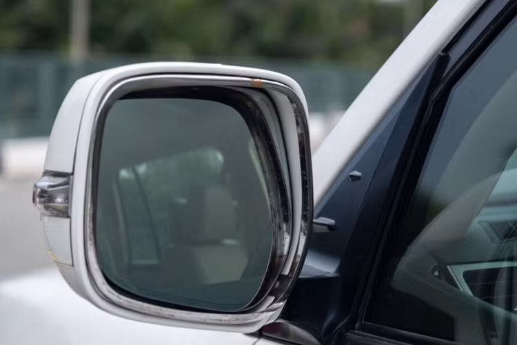 Tổng thể Lexus LX570 2014 đã qua sử dụng với kích thước to lớn nhưng mang phong cách tinh tế, mạnh mẽ. Điểm nhấn ấn tượng của phần đầu xe là lưới tản nhiệt hình cữ X theo phong cách thiết kế “L-finesse”. Kích thước dài x rộng x cao 5.080 x 1.980 x 1.910 (mm), chiều dài cơ sở 2.850 (mm) và khoảng sáng gầm 225 (mm).