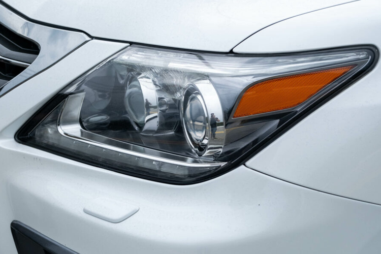 Xe vẫn trong tình trạng hoàn hảo, chủ nhân bảo dưỡng xe đúng định kỳ và bộ lốp đã được thay mới. Sau 10 năm, nội thất của xe bắt đầu xuống cấp theo thời gian, các chi tiết da tại tappi cửa của tài xế bị vàng, ố và nứt da.