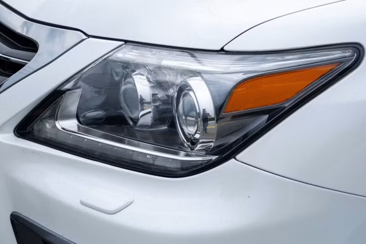 Xe vẫn trong tình trạng hoàn hảo, chủ nhân bảo dưỡng xe đúng định kỳ và bộ lốp đã được thay mới. Sau 10 năm, nội thất của xe bắt đầu xuống cấp theo thời gian, các chi tiết da tại tappi cửa của tài xế bị vàng, ố và nứt da.