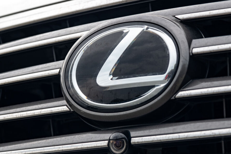 Phần ghế ngồi của tài xế cũng ố và các nếp nhăn xuất hiện nhiều. Tuy nhiên, các vết bẩn ở bề mặt da có thể xử lý bằng các hoá chất chuyên dụng để phục hồi. Đến thời điểm hiện tại, chiếc xe SUV hạng sang Lexus LX570 2014 đang được chào bán trên thị trường từ 2,6 tỷ đồng đến 3,2 tỷ đồng, tuỳ vào số odo và chất lượng xe.