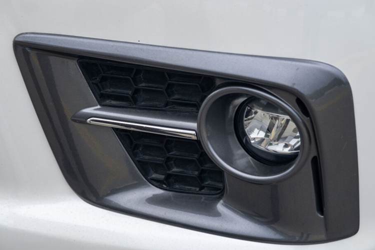 Xe trang bị bộ mâm 5 chấu kép kích thước 20 inch. Đèn pha với 4 bi cầu LED và dải đèn LED. Điểm khác biệt LX570 phân phối tại Việt Nam có thêm tấm ốp cản trước tăng khí động học. Đèn hậu thiết kế to bảng với tạo hình bắt mắt với dải LED.