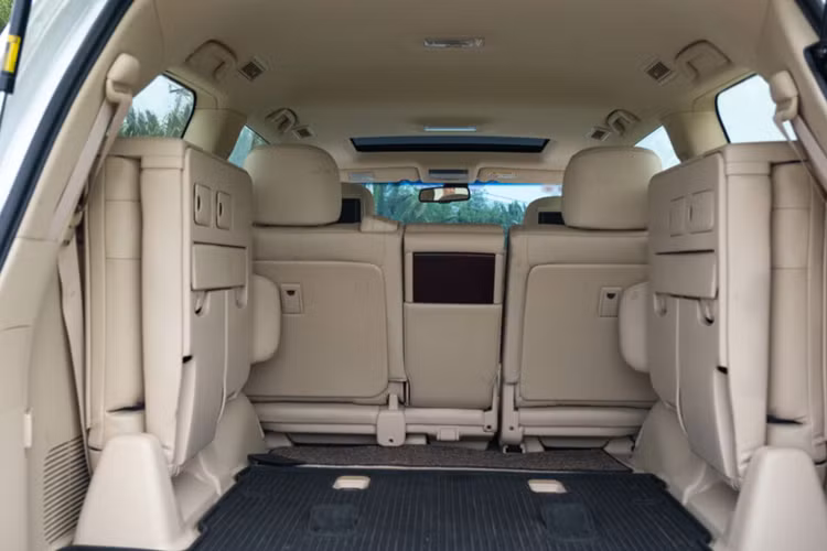 Lexus LX570 2014 trang bị động cơ V8 dung tích 5,7 lít, sản sinh công suất 382 mã lực và mô-men xoắn cực đại 530 Nm, kết hợp với hệ dẫn động toàn thời gian AWD với tỷ lệ phân bổ lực 40/60 cho cầu trước và sau cùng hộp số tự động 6 cấp. Khả năng tăng tốc từ 0-100 km/h trong 7,8 giây.