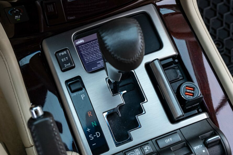 Điều hòa 4 vùng độc lập, vô-lăng có chức năng tự động thụt xuống hỗ trợ việc ra vào xe dễ dàng.