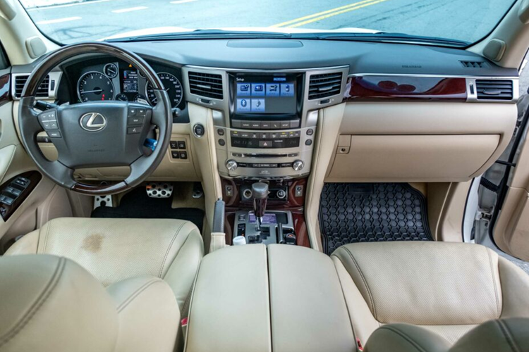 Đặc biệt là khu vực đèn gầm có thêm khe hút gió bên và được sơn màu xám. Nội thất LX570 tiện nghi và tinh tế với chất liệu da mềm mại cùng gỗ cao cấp có khả năng cách âm tuyệt vời, tăng sự thoải mái tối đa.