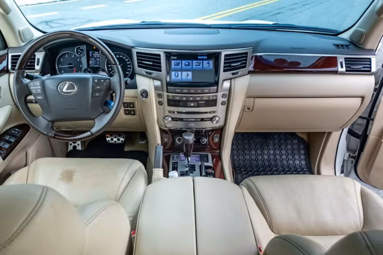 Đặc biệt là khu vực đèn gầm có thêm khe hút gió bên và được sơn màu xám. Nội thất LX570 tiện nghi và tinh tế với chất liệu da mềm mại cùng gỗ cao cấp có khả năng cách âm tuyệt vời, tăng sự thoải mái tối đa.