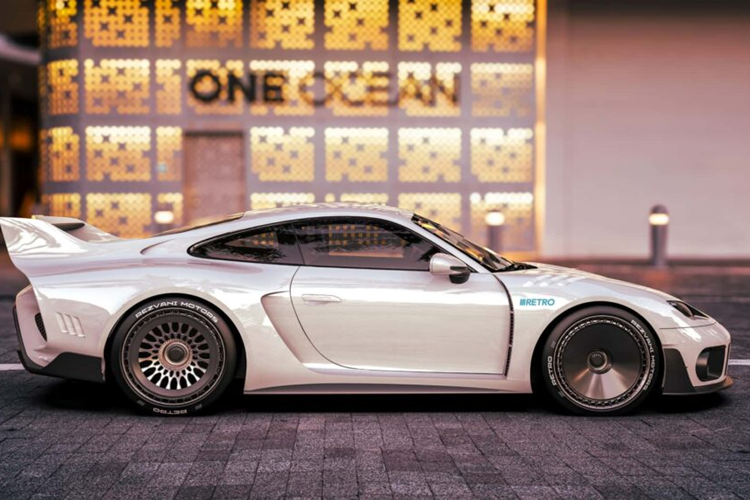 Ở phần cản sau, mẫu xe được trang bị các hốc gió cỡ lớn ở hai bên cản cùng một cánh gió lớn gợi nhắc về những chiếc xe đua 935 huyền thoại của Porsche. Mâm xe có thiết kế cổ điển cũng được lấy cảm hứng từ những chiếc xe đua cổ điển này.