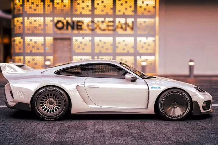 Ở phần cản sau, mẫu xe được trang bị các hốc gió cỡ lớn ở hai bên cản cùng một cánh gió lớn gợi nhắc về những chiếc xe đua 935 huyền thoại của Porsche. Mâm xe có thiết kế cổ điển cũng được lấy cảm hứng từ những chiếc xe đua cổ điển này.