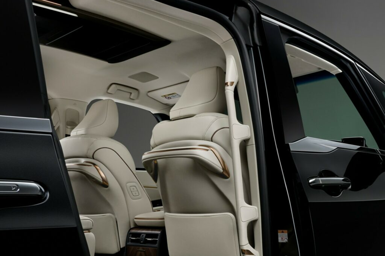 Hàng ghế thứ ba có thiết kế nhỏ, tuy nhiên lại dễ dàng ôm lấy và hỗ trợ người ngồi. Khi không sử dụng, phần ghế ngồi có thể được lật lên và thu gọn lại.