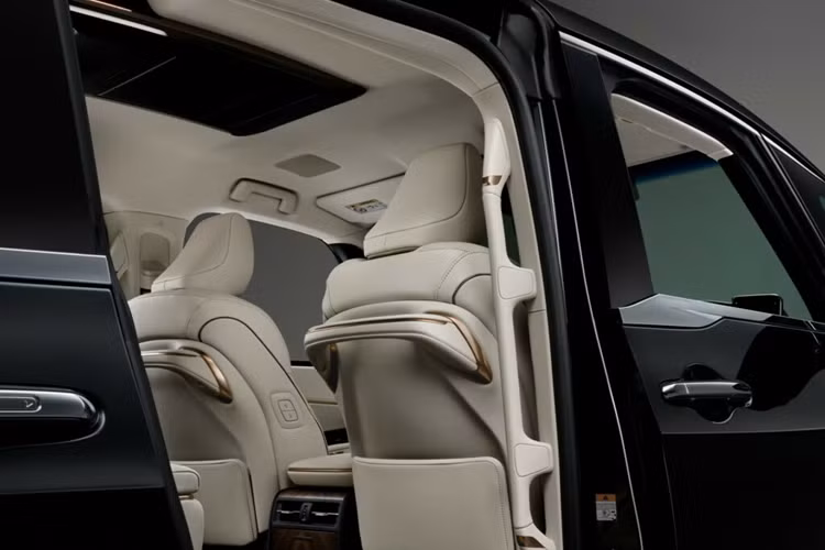 Hàng ghế thứ ba có thiết kế nhỏ, tuy nhiên lại dễ dàng ôm lấy và hỗ trợ người ngồi. Khi không sử dụng, phần ghế ngồi có thể được lật lên và thu gọn lại.