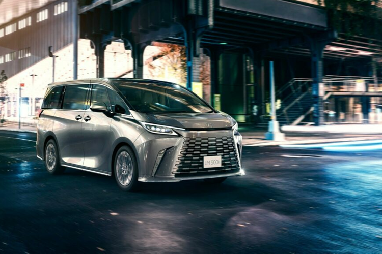 Đặc biệt, Lexus cũng đồng thời trang bị cho xe hệ thống hỗ trợ điều hòa phía sau có 4 chế độ cài sẵn bao gồm Dream, Relax, Focus và Energize giúp tự động điều chỉnh hệ thống điều hòa khí hậu, vị trí ghế ngồi, rèm che nắng và hệ thống chiếu sáng nội thất để đạt hiệu quả tối ưu và người dùng có thể tự động điều chỉnh tính năng này.