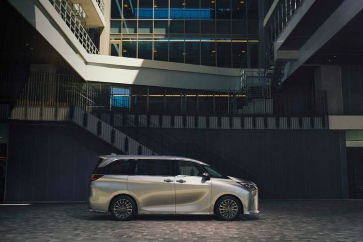 Hàng ghế thứ 2 trang bị hai loại vật liệu giảm chấn và trang bị cao su chống rung giữa đệm và khung chân. Bên cạnh việc mang đến một chỗ ngồi thoải mái và thư giãn, ghế còn có bộ điều khiển màn hình cảm ứng có thể tháo rời có thể điều chỉnh nhiều loại cài đặt trên xe.