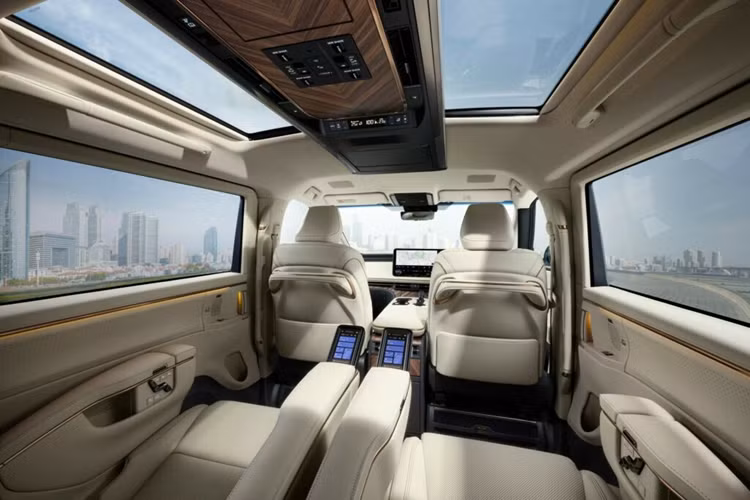 Ghế của xe còn có khay đựng cốc, giá đựng tạp chí và bàn có thể thu vào được giấu trong tựa tay. Phần bàn của xe được làm từ vật liệu magiê và có bề mặt bọc giúp cải thiện kết cấu và cung cấp chức năng chống trượt và chống trầy xước.