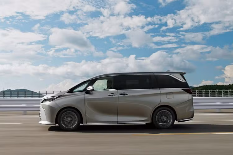 Giá xe Lexus LM500h L 2024 khởi điểm được công bố ở mức 95.727 USD (khoảng 2,25 tỷ đồng) thấp hơn biến thể bốn chỗ mức giá khoảng 31.905 USD (tương đường hơn 750 triệu đồng).