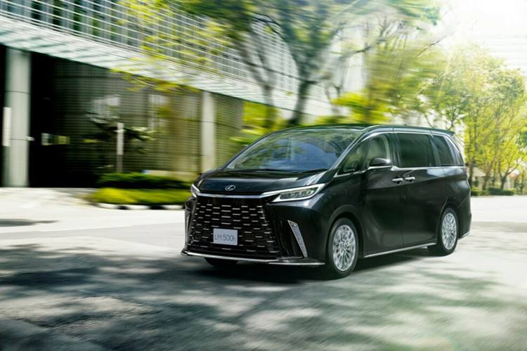 Tuy nhiên, hàng ghế thứ hai của mẫu xe MPV hạng sang Lexus LM500h L 2024 mới sẽ là vị trí thoải mái nhất vì có ghế chỉnh điện 6 hướng với hệ thống sưởi và thông gió cũng như ghế dài có đệm.