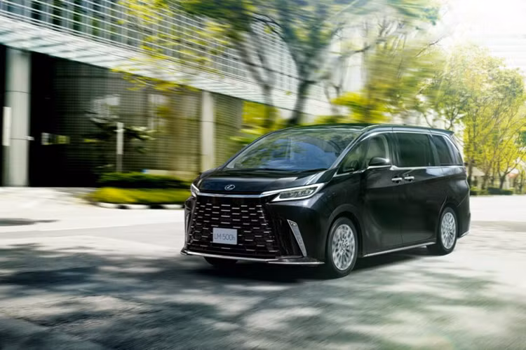 Tuy nhiên, hàng ghế thứ hai của mẫu xe MPV hạng sang Lexus LM500h L 2024 mới sẽ là vị trí thoải mái nhất vì có ghế chỉnh điện 6 hướng với hệ thống sưởi và thông gió cũng như ghế dài có đệm.