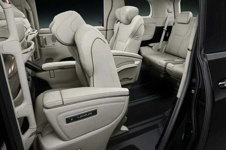 Phía sau bảng điều khiển trung tâm phía trước cũng hướng tới hành khách ở hàng ghế thứ hai với ổ cắm 1500 watt, cổng HDMI và ngăn đựng đồ.