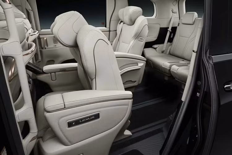 Phía sau bảng điều khiển trung tâm phía trước cũng hướng tới hành khách ở hàng ghế thứ hai với ổ cắm 1500 watt, cổng HDMI và ngăn đựng đồ.